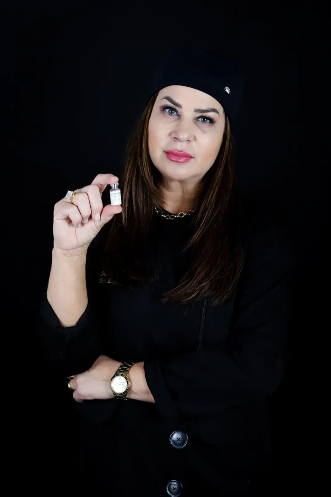 Adenilda Kuhl com o rosto visível, segurando um frasco