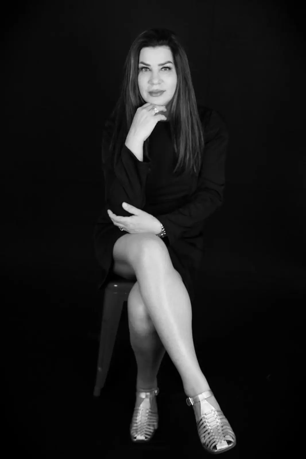 Retrato em preto e branco de Adenilda Kuhl sentada