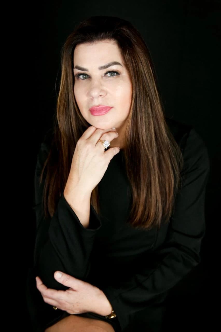 Adenilda Kuhl com a mão no queixo, olhando para a câmera
